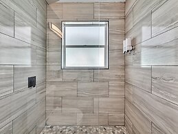 Beachside 1BR Apt Walk to Hollywood & Dania Beach