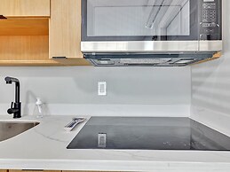 Beachside 1BR Apt Walk to Hollywood & Dania Beach