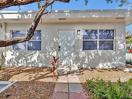 Beachside 1BR Apt Walk to Hollywood & Dania Beach