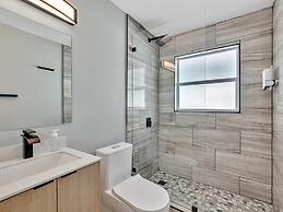 Beachside 1BR Apt Walk to Hollywood & Dania Beach