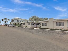 Beachside 1BR Apt Walk to Hollywood & Dania Beach