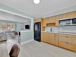 Beachside 1BR Apt Walk to Hollywood & Dania Beach