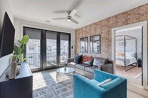 Sleeps 24 4 Modern Midtown Apartments w/ Gym + Pool Walkable to Shops 