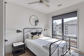 Sleeps 24 4 Modern Midtown Apartments w/ Gym + Pool Walkable to Shops 