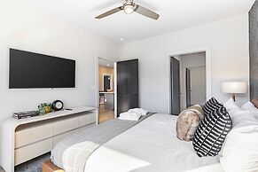 Sleeps 24 4 Modern Midtown Apartments w/ Gym + Pool Walkable to Shops 