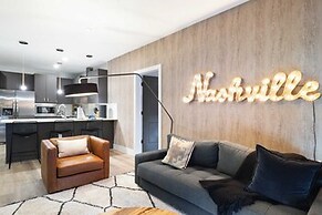 Sleeps 24 4 Modern Midtown Apartments w/ Gym + Pool Walkable to Shops 