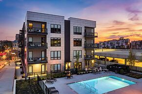 Sleeps 24 4 Modern Midtown Apartments w/ Gym + Pool Walkable to Shops 