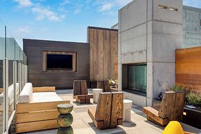 Luxe High Rise Near DT Austin w/ Views Rooftop Pool, Gym, & Luxe Ameni