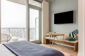 Luxe High Rise Near DT Austin w/ Views Rooftop Pool, Gym, & Luxe Ameni