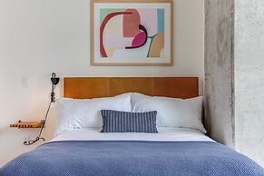 Luxe High Rise Near DT Austin w/ Views Rooftop Pool, Gym, & Luxe Ameni