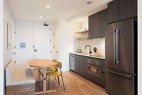 Luxe High Rise Near DT Austin w/ Views Rooftop Pool, Gym, & Luxe Ameni