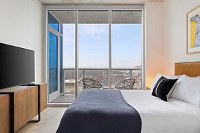 Luxe High Rise Near DT Austin w/ Views Rooftop Pool, Gym, & Luxe Ameni
