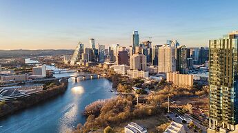 Luxe High Rise Near DT Austin w/ Views Rooftop Pool, Gym, & Luxe Ameni