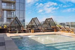 Luxe High Rise Near DT Austin w/ Views Rooftop Pool, Gym, & Luxe Ameni