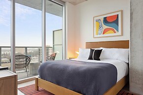 Luxe High Rise Near DT Austin w/ Views Rooftop Pool, Gym, & Luxe Ameni