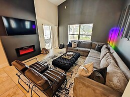 Chic 3 BR w/ Pool Near Disney Magic