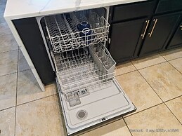 Chic 3 BR w/ Pool Near Disney Magic