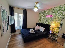 Chic 3 BR w/ Pool Near Disney Magic