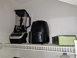 Chic 3 BR w/ Pool Near Disney Magic