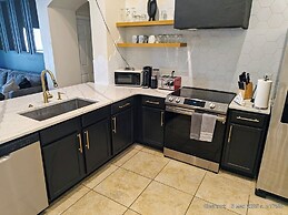 Chic 3 BR w/ Pool Near Disney Magic