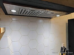 Chic 3 BR w/ Pool Near Disney Magic