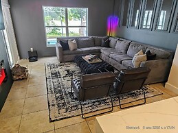 Chic 3 BR w/ Pool Near Disney Magic