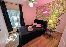 Chic 3 BR w/ Pool Near Disney Magic