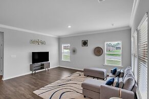 Charming 4br Ranch-style Home Corner Lot 4 Bedroom Home