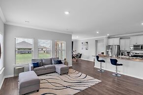 Charming 4br Ranch-style Home Corner Lot 4 Bedroom Home