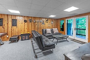 Mountain Getaway With Hot Tub & Game Room 4 Bedroom Cabin