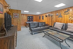 Mountain Getaway With Hot Tub & Game Room 4 Bedroom Cabin