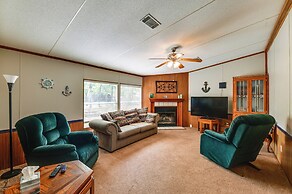 5 Blocks to Beach Access: Sanders Island Getaway!