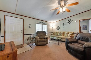 5 Blocks to Beach Access: Sanders Island Getaway!