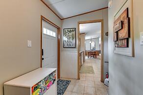 5 Blocks to Beach Access: Sanders Island Getaway!