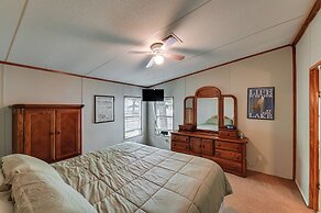 5 Blocks to Beach Access: Sanders Island Getaway!