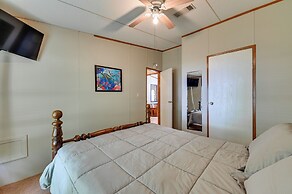 5 Blocks to Beach Access: Sanders Island Getaway!