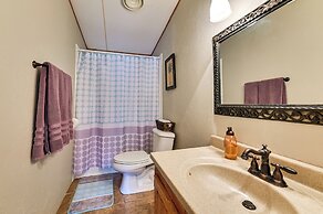 5 Blocks to Beach Access: Sanders Island Getaway!