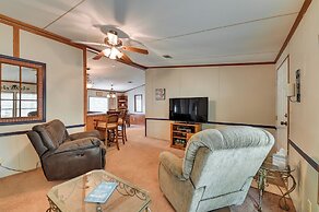 5 Blocks to Beach Access: Sanders Island Getaway!