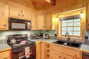 5 Mi to Dtwn Asheville: Tranquil Cabin Retreat!