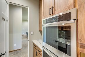 2 Mi to Lake Almanor: Home w/ Golf Course Views!