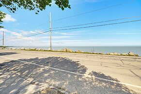 1 Mi to Ferry: Port Clinton Condo w/ Beach View!