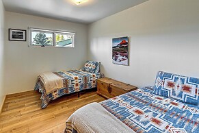 Walk to Flathead Lake: Airy Home w/ Mtn Views!