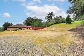 Luxury Yosemite Escape w/ Hot Tub & Game Zone!