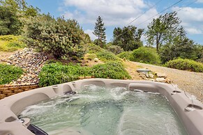 Luxury Yosemite Escape w/ Hot Tub & Game Zone!