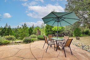 Luxury Yosemite Escape w/ Hot Tub & Game Zone!