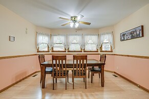 5 Mi to Lake Robinson: Bbq-ready Home w/ Pool