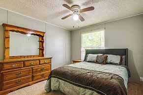 4 Mi to Bennett Spring SP: Dog-friendly Home!