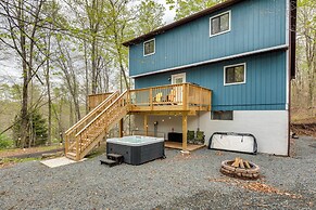 Spacious Family Home w/ 2 Decks in Pocono Lake!