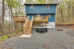 Spacious Family Home w/ 2 Decks in Pocono Lake!