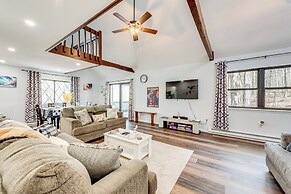 Spacious Family Home w/ 2 Decks in Pocono Lake!